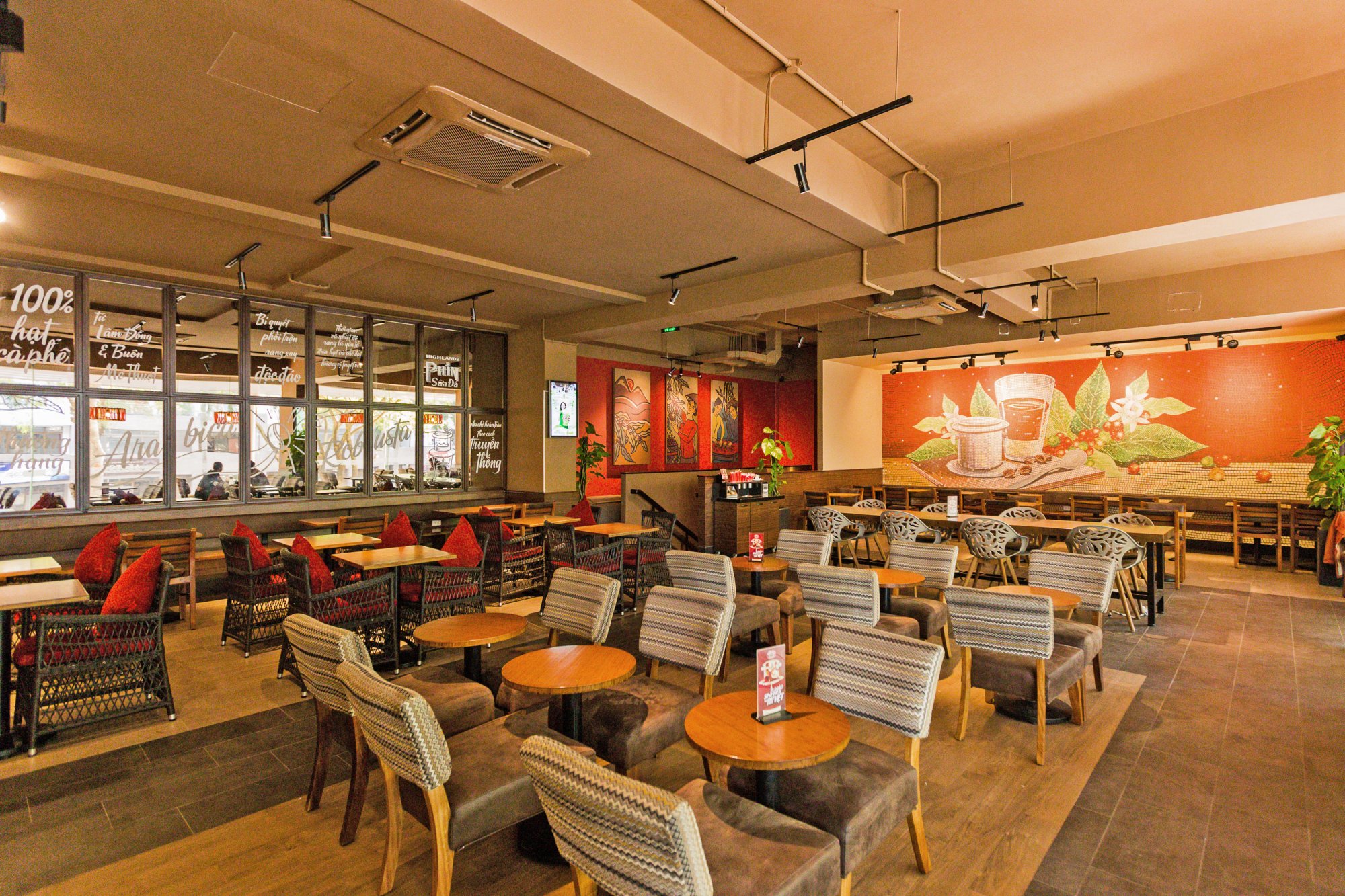 Lan tỏa bản sắc Việt với thiết kế quán cafe Highlands Coffee