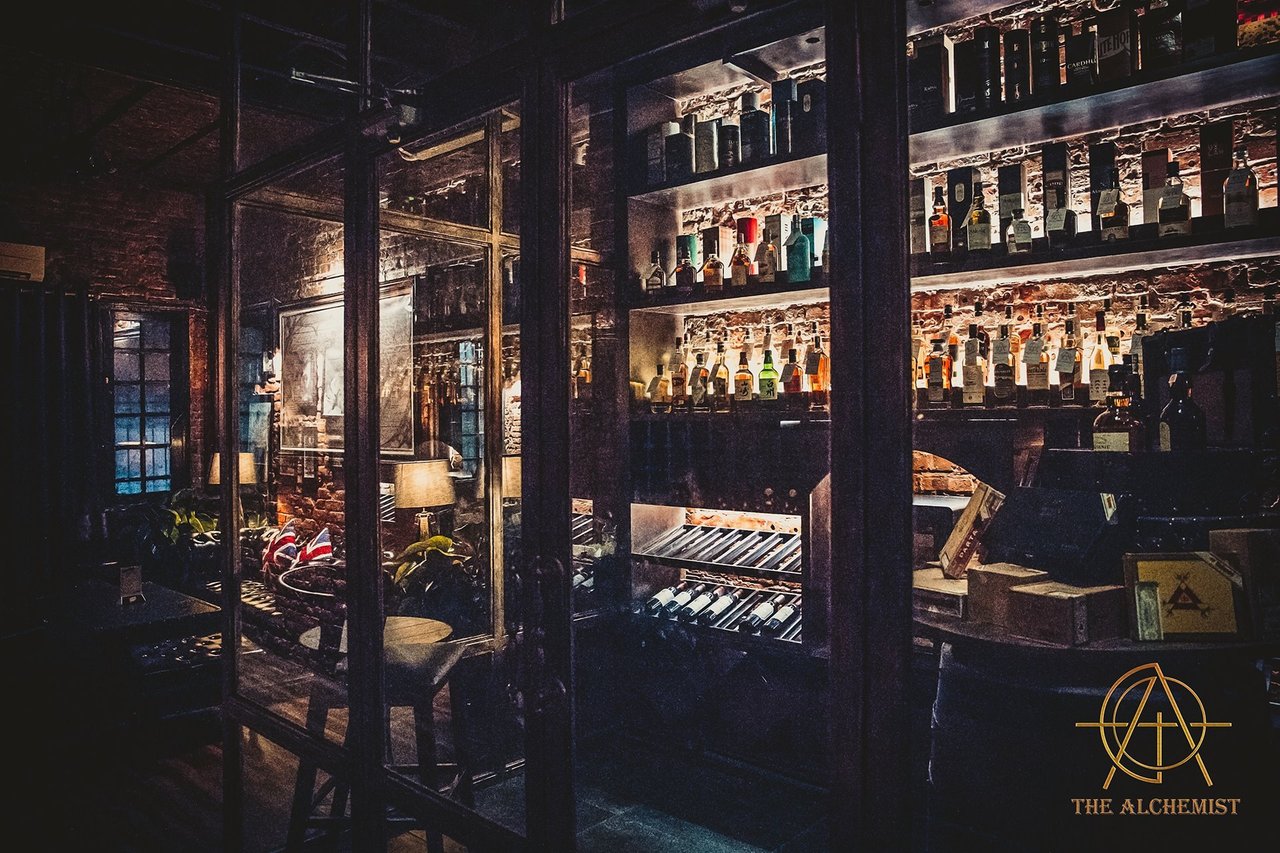 1. The Alchemist - Quán Bar đậm chất cổ điển tại Hà Nội 