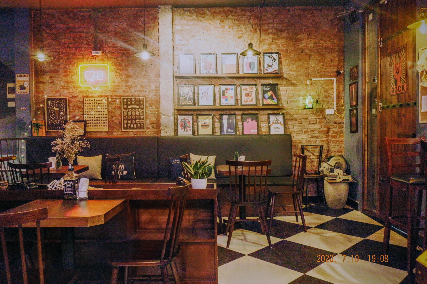 11. Astray Coffee - Quán Pub mang nét tĩnh lặng tại Hà Nội